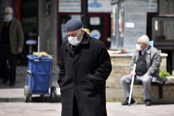 Gümüşhane’de 65 Yaş Üzeri Vatandaşlar Çarşıya Akın Etti