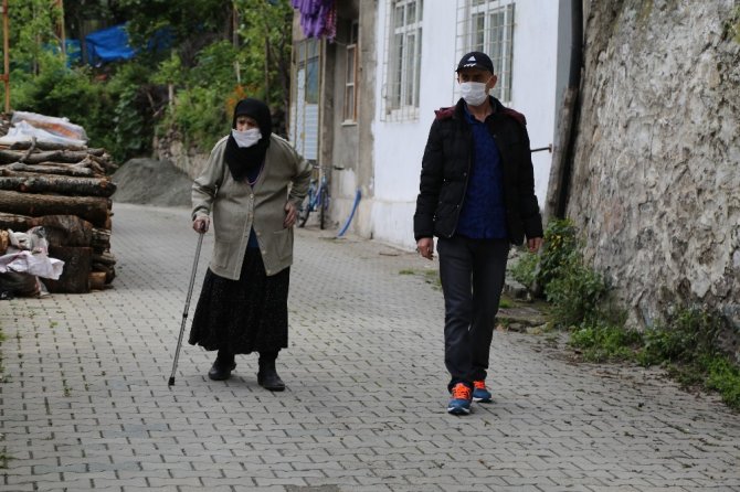Artvinli 106 Yaşındaki Vahide Avcı Sokağa Çıktı, Yürümenin Keyfini Çıkardı