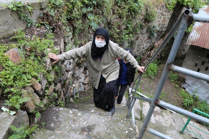 Artvinli 106 Yaşındaki Vahide Avcı Sokağa Çıktı, Yürümenin Keyfini Çıkardı