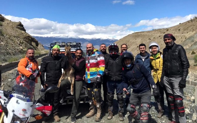 Kurtardıkları Dağ Keçisiyle Bol Bol Fotoğraf Çekildiler