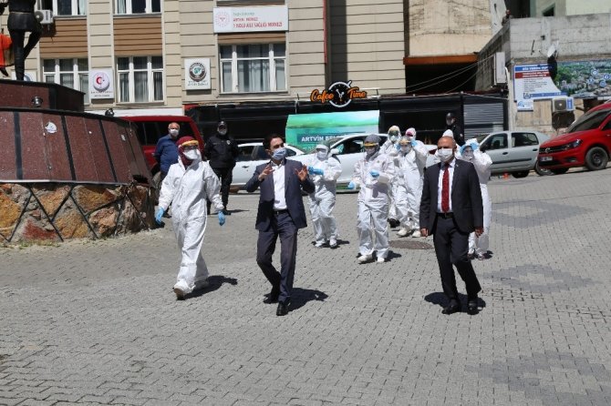 Artvin’de Berber Ve Kuaförlere Covid-19 Testi Yapıldı