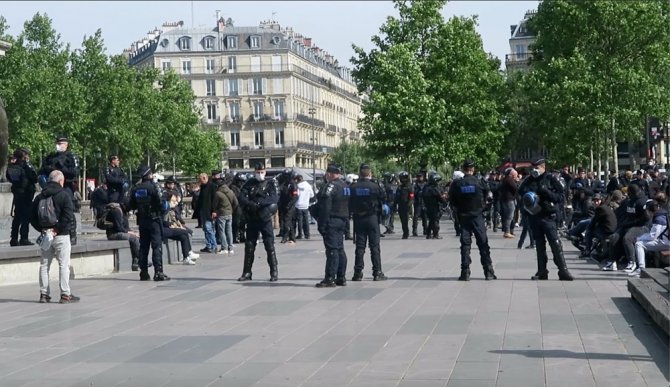 Fransa’da “Sarı Yelekliler” Polis Engeline Takıldı