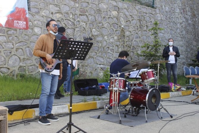 Hemşireler Günü’nde Fedakâr Hemşirelere Müzik Dinletisi Yapıldı