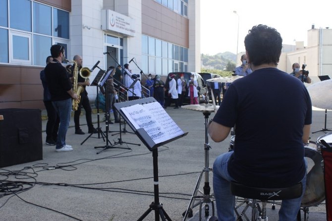 Hemşireler Günü’nde Fedakâr Hemşirelere Müzik Dinletisi Yapıldı