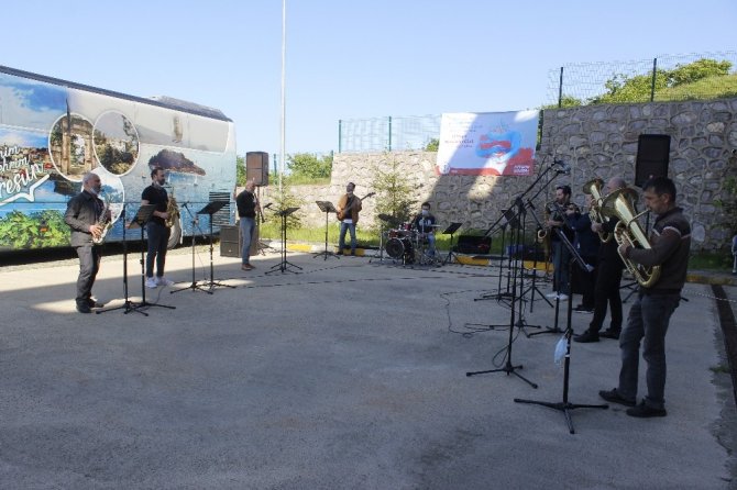 Hemşireler Günü’nde Fedakâr Hemşirelere Müzik Dinletisi Yapıldı