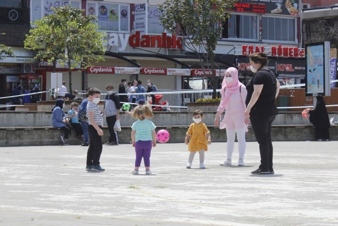 Korona Virüs Salgını Sürecinde Dışarı Çıkma Fırsatını Yakalayan Çocuklar Güneşli Havanın Tadını Çıkardılar
