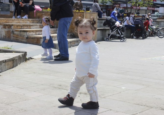 Korona Virüs Salgını Sürecinde Dışarı Çıkma Fırsatını Yakalayan Çocuklar Güneşli Havanın Tadını Çıkardılar