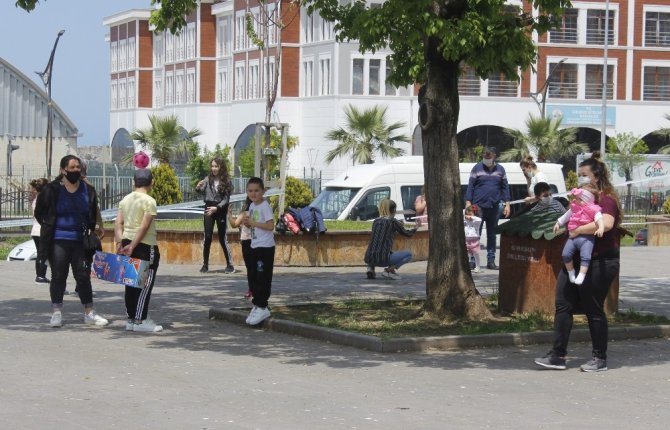 Korona Virüs Salgını Sürecinde Dışarı Çıkma Fırsatını Yakalayan Çocuklar Güneşli Havanın Tadını Çıkardılar
