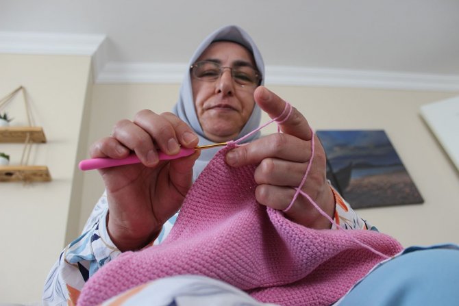 Torunu Kanserojen Oyuncak Tutmasın Diye Ördü, Şimdi Siparişlere Yetişemiyor
