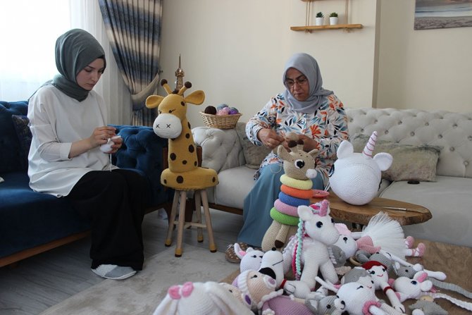 Torunu Kanserojen Oyuncak Tutmasın Diye Ördü, Şimdi Siparişlere Yetişemiyor