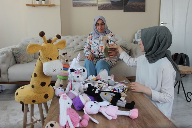 Torunu Kanserojen Oyuncak Tutmasın Diye Ördü, Şimdi Siparişlere Yetişemiyor