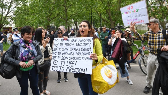 İngiltere’de Korona Kısıtlamaları Protesto Edildi