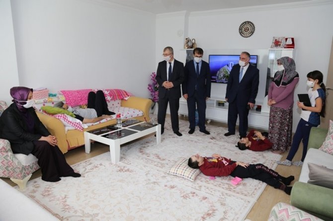 Vali Yılmaz Doruk Ve Eşi Meral Doruk’tan Engelli Ailesine Ziyaret