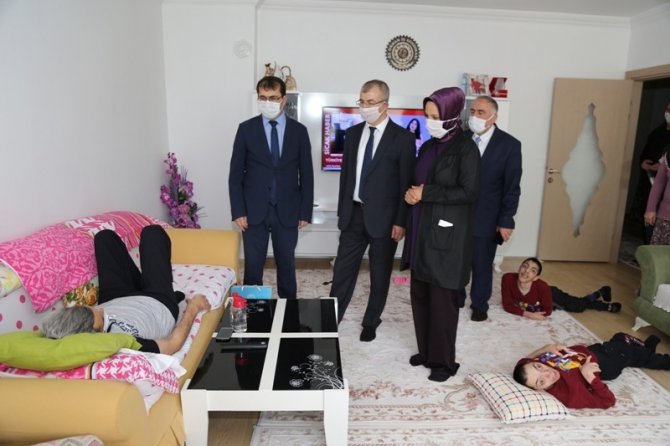 Vali Yılmaz Doruk Ve Eşi Meral Doruk’tan Engelli Ailesine Ziyaret