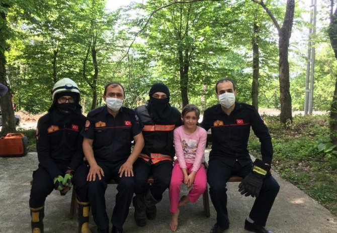 Bacağı Ağacın Gövdesine Sıkışan Ravzanur’un Yardımına İtfaiye Ekipleri Yetişti
