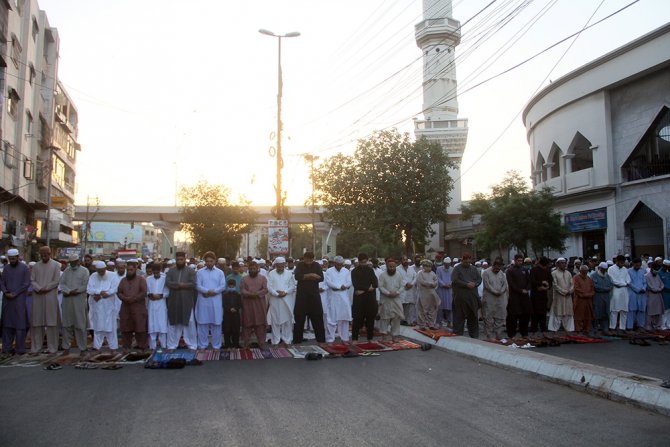 Pakistan’da Bayram Namazı Sosyal Mesafesiz Kılındı