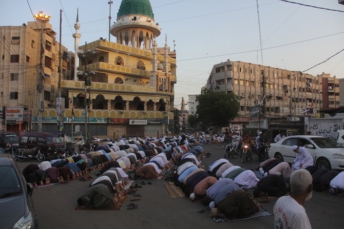 Pakistan’da Bayram Namazı Sosyal Mesafesiz Kılındı