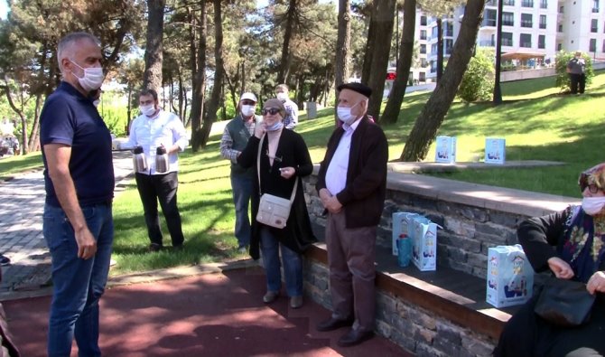 65 Yaş Ve Üzeri Vatandaşlar Bayramın İlk Günlerini Parkta Değerlendirdi