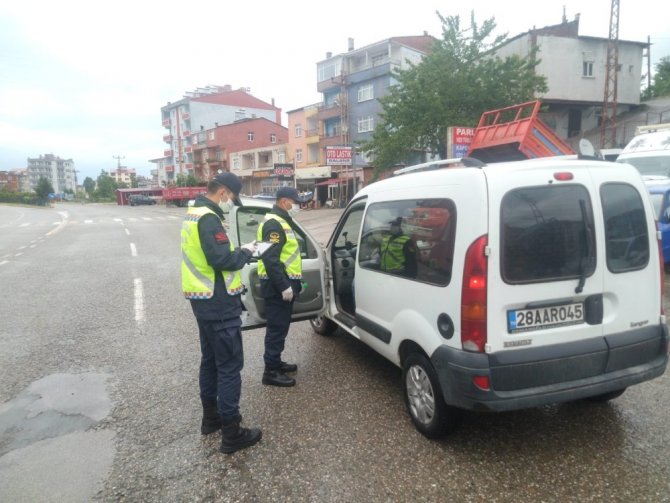 Jandarma Ekipleri, Kontrol Noktalarında Bayram Şekeri Dağıttılar