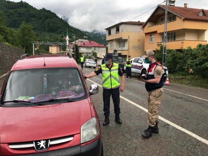 Jandarma Ekipleri, Kontrol Noktalarında Bayram Şekeri Dağıttılar