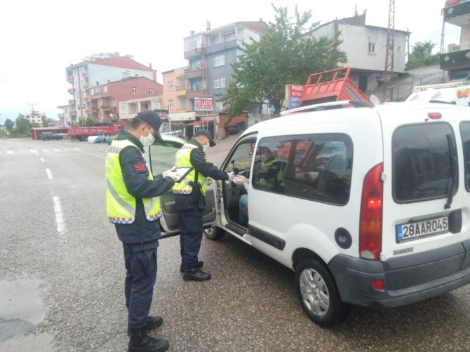 Jandarma Ekipleri, Kontrol Noktalarında Bayram Şekeri Dağıttılar