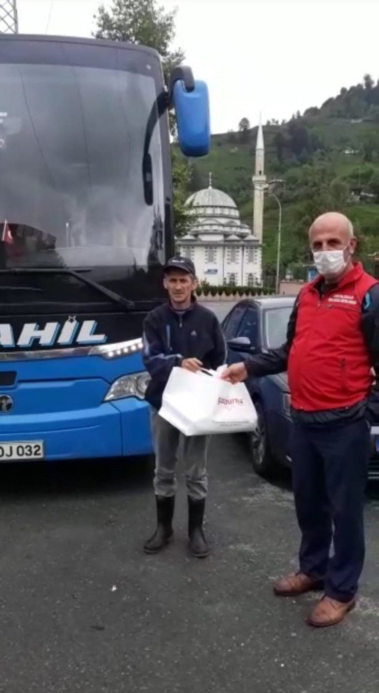 İstanbul’dan Gönderilen Hediye Paketini Otobüs Şoförü Bırakmayı Unutunca Vefa Destek Grubu Devreye Girdi
