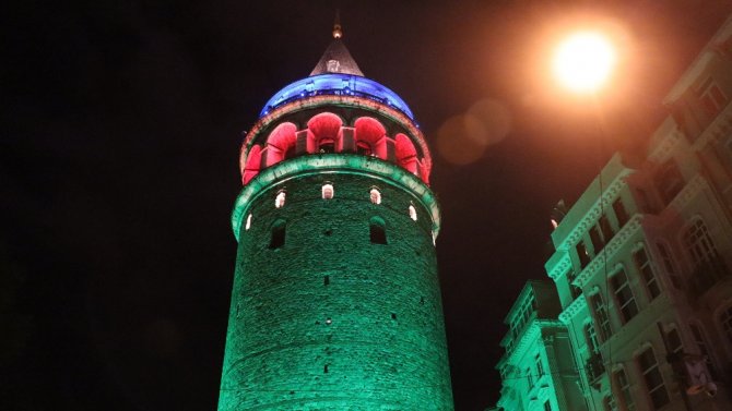 İstanbul’un Köprüleri Azerbaycan Bayrağı Renklerine Büründü