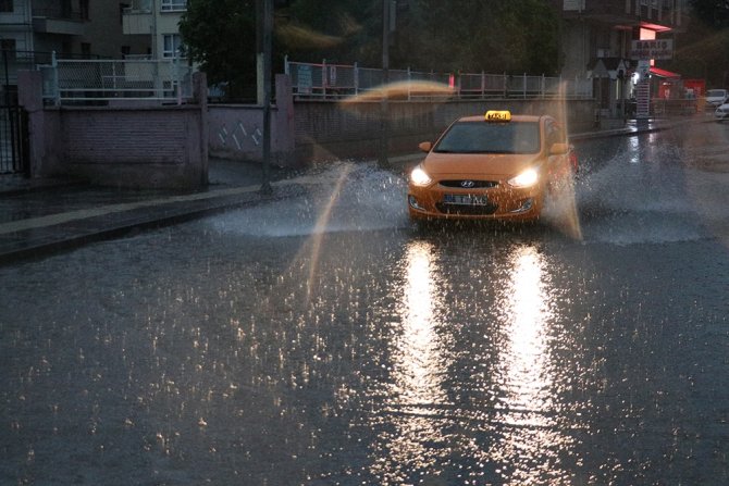 Ankara’da Sağanak Yağış Hayatı Felç Etti