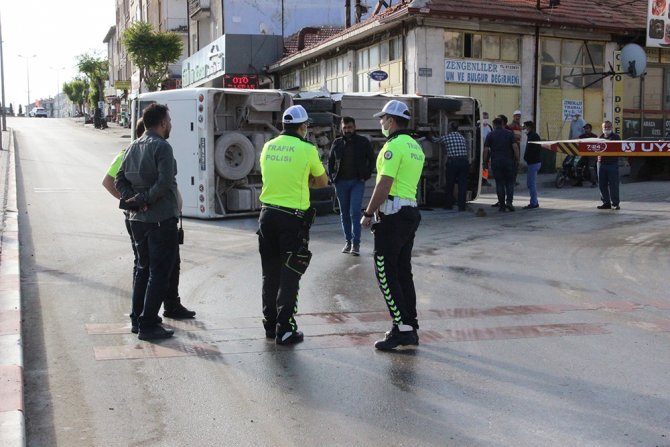 Karaman’da Ticari Taksiyle Çarpışan İşçi Servisi Devrildi: 11 Yaralı