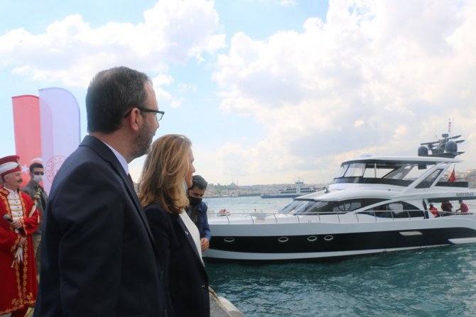 Gençlik Ve Spor Bakanı Kasapoğlu, Türk Bayraklı Tekneleri Selamladı