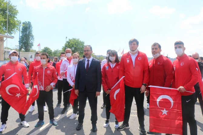 Gençlik Ve Spor Bakanı Kasapoğlu, Türk Bayraklı Tekneleri Selamladı