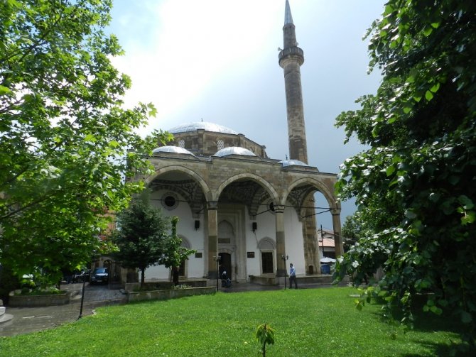 Kosova’da 76 Gün Sonra Yeniden Açılan Camilerde İlk Cuma Namazı