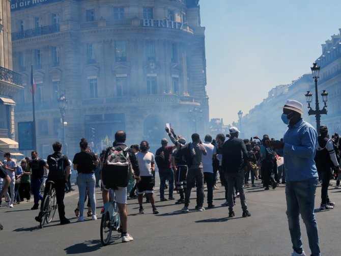 Fransa’da Kaçak Göçmenlerden Protesto