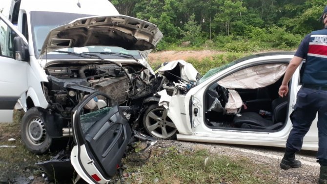 Tekirdağ’da Otomobil İle Minibüs Kafa Kafaya Çarpıştı: 7 Yaralı