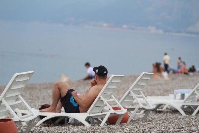 Antalya’da Denizi Özleyenler Sabahın İlk Işıklarıyla Konyaltı Sahiline Geldi