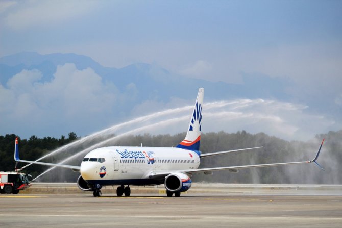 Antalya’da 80 Yolcusu Bulunan İlk Uçağa Su Takı İle Karşılama