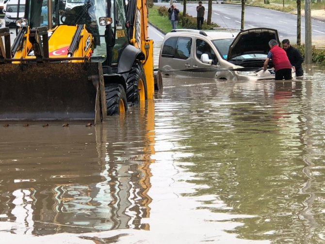 Tekirdağ’da Şiddetli Yağış: Araçlar Suya Gömüldü