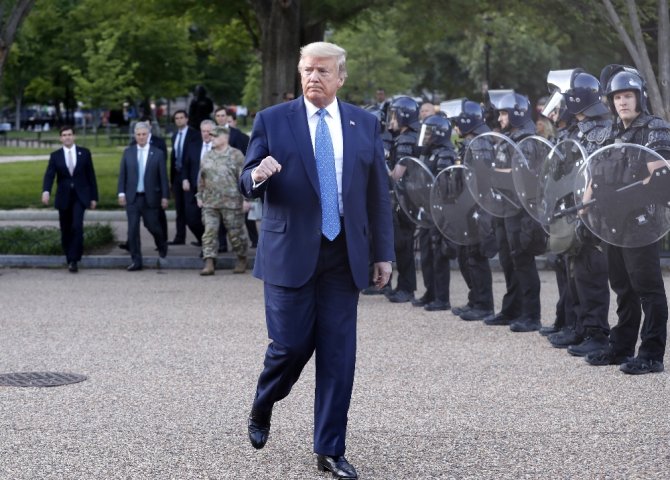 Trump Protestoların Ortasında Beyaz Saray’dan Yürüyerek Çıktı