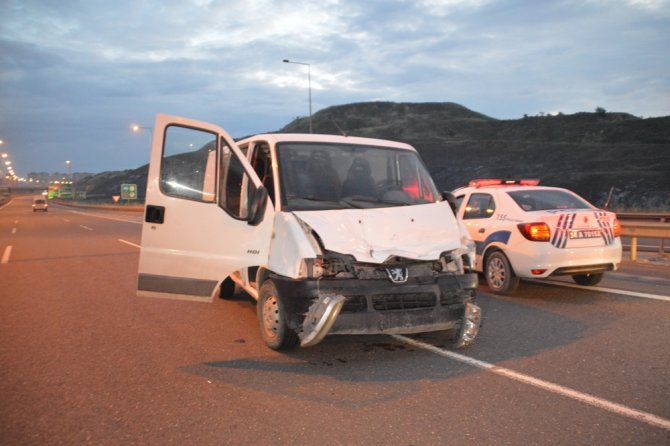 Minibüs İle Otoyola Ters Yönden Giren 4 Hırsızlık Şüphelisi Yakalandı