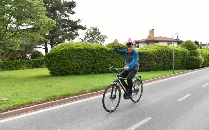 Vali Yerlikaya, Dünya Bisiklet Günü’nde 23 Kilometre Pedal Çevirdi