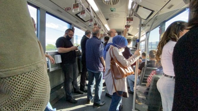 İstanbul’da Toplu Taşıma Araçlarında Ve Duraklarda Dikkat Çeken Yoğunluk