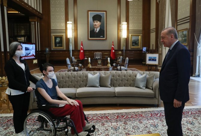 Cumhurbaşkanı Erdoğan, Milli Voleybolcu Meltem Çetin’i Kabul Etti
