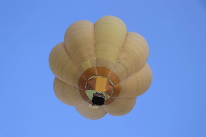 Kapadokya’da Gökyüzü Balonlarla Renklendi