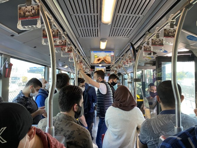 Metrobüsler Ve Duraklarda Dikkat Çeken Yoğunluk