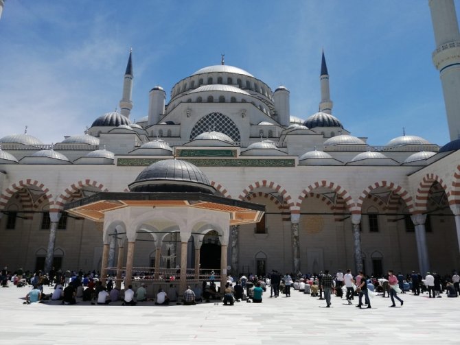 Büyük Çamlıca Camii’nde Korona Tedbirleriyle Cuma Namazı Kılındı