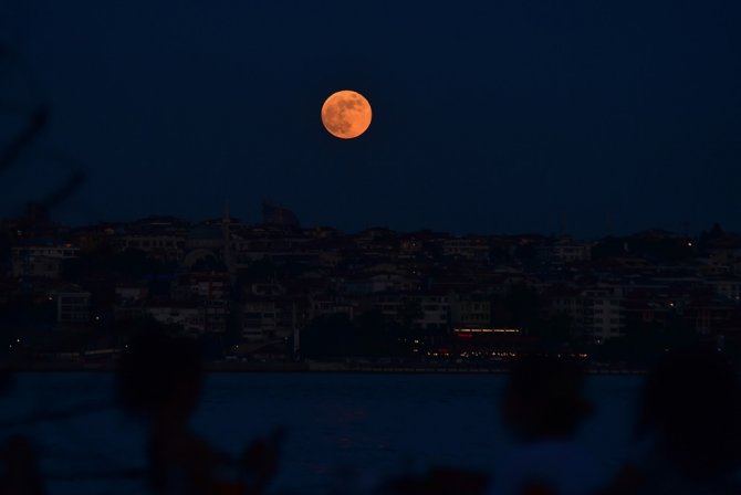 İstanbul’da Ay Tutulmasından Kartpostallık Kareler