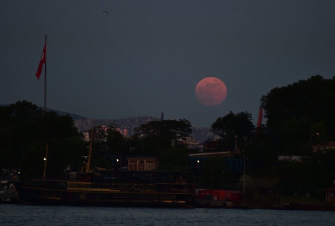 İstanbul’da Ay Tutulmasından Kartpostallık Kareler