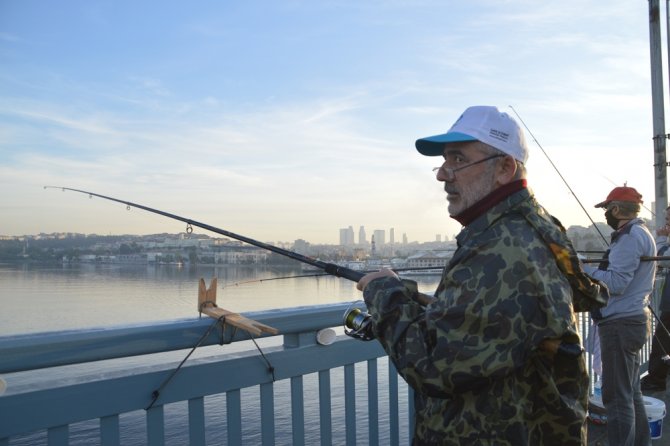 Kısıtlama Olmayınca Balıkçılar Oltalarını Alıp Unkapanı Köprüsünde Balık Tuttu