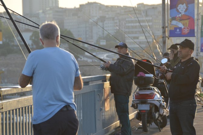 Kısıtlama Olmayınca Balıkçılar Oltalarını Alıp Unkapanı Köprüsünde Balık Tuttu
