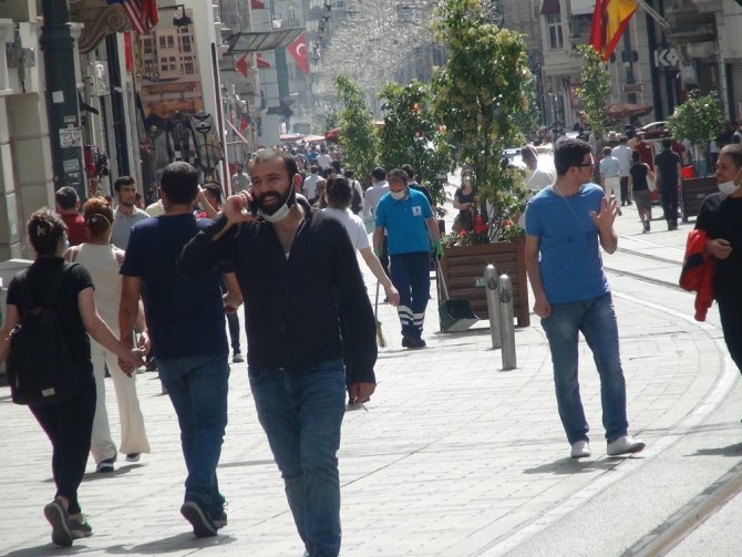Taksim’de Vatandaşlar Sosyal Mesafe Ve Maske Kuralına Uymadı